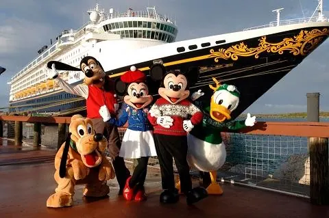 Personajes Disney frente a un crucero Disney Cruise Line